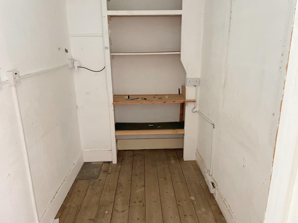 Lot: 4 - TERRACE HOUSE IN NEED OF REFURBISHMENT - Study room with no windows
